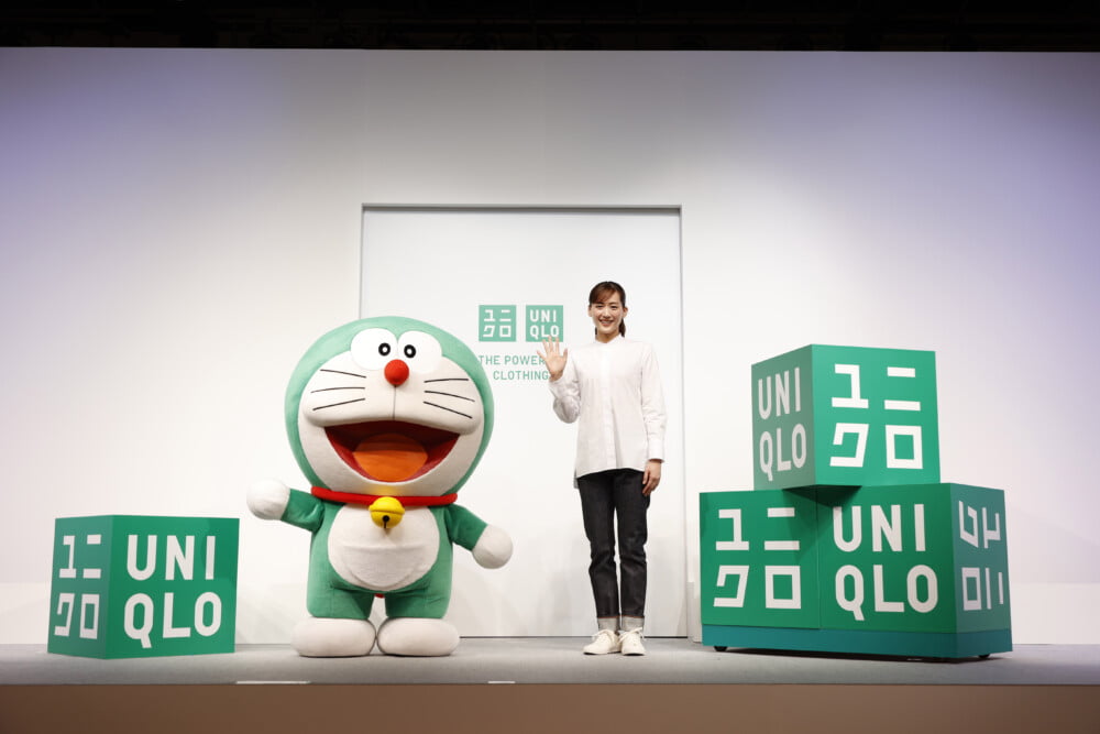ロゴも身体も緑にチェンジ！？ 未来からやってきた緑の「ドラえもん」がユニクロ グローバルサステナビリティアンバサダーに就任！
